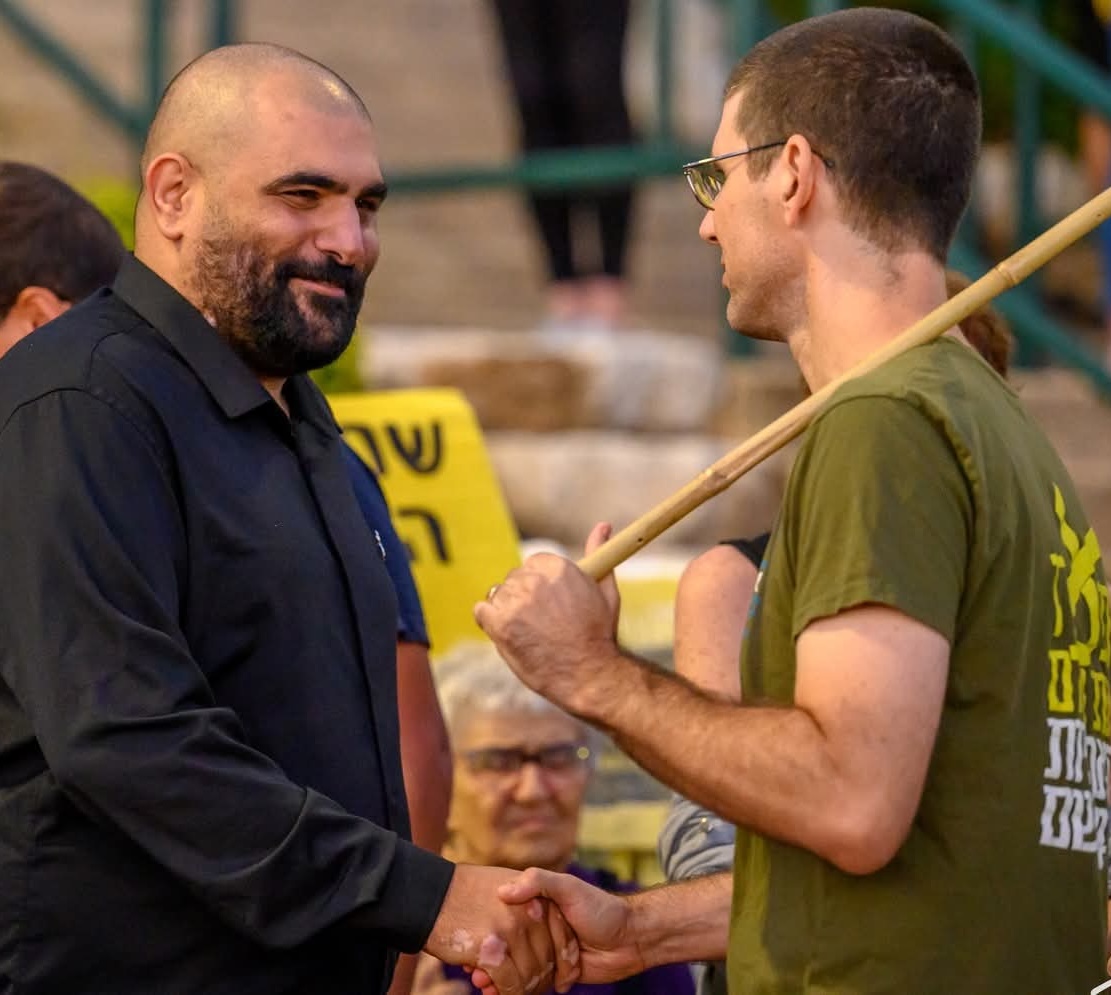 גאלב סלאמנה לוחץ ידיים