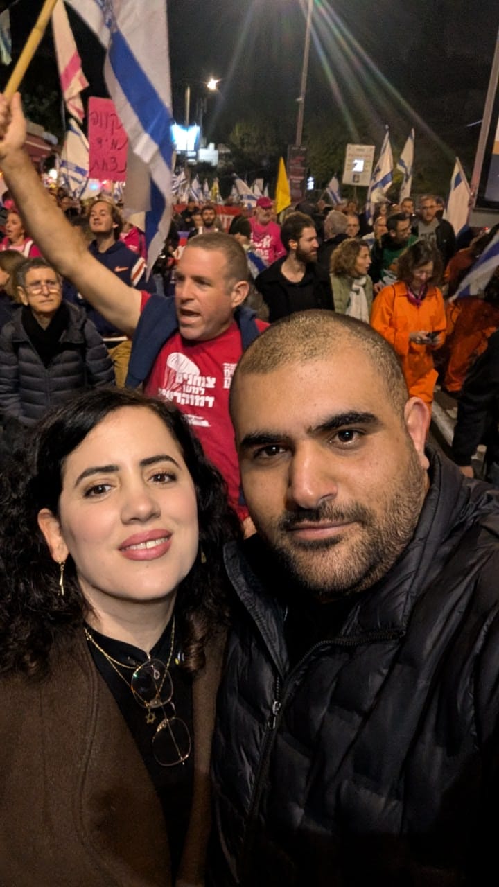גאלב סלפי עם דגלי ישראל