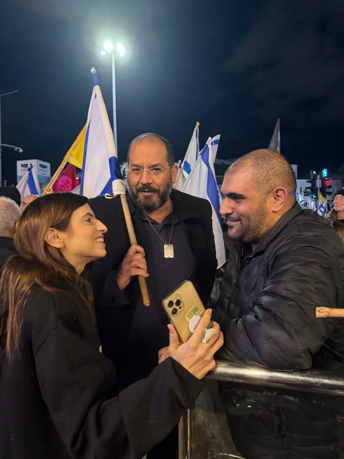 גאלב עם פעילים במחאה