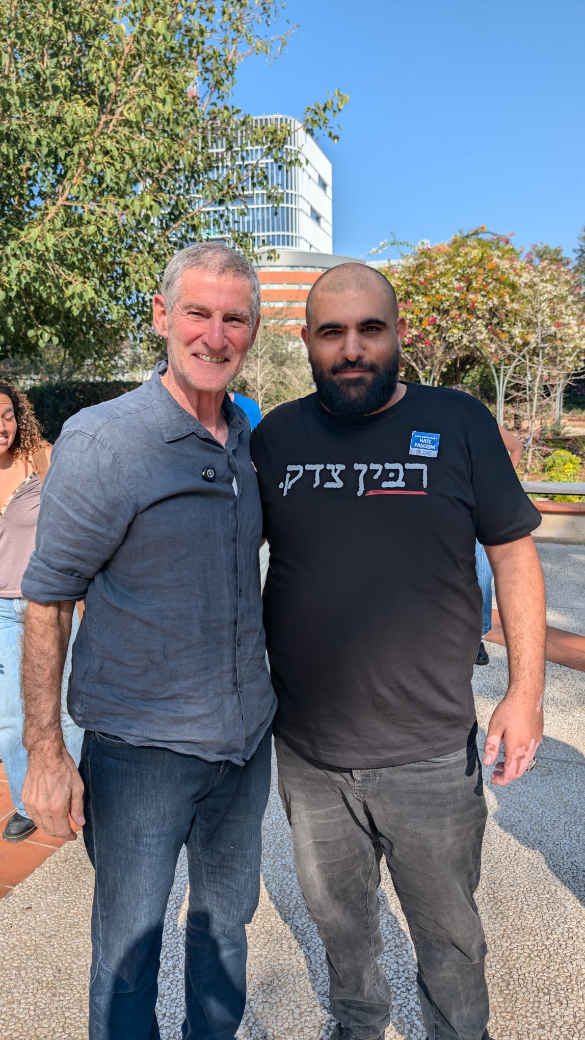 גאלב עם חולצת רבין צדק